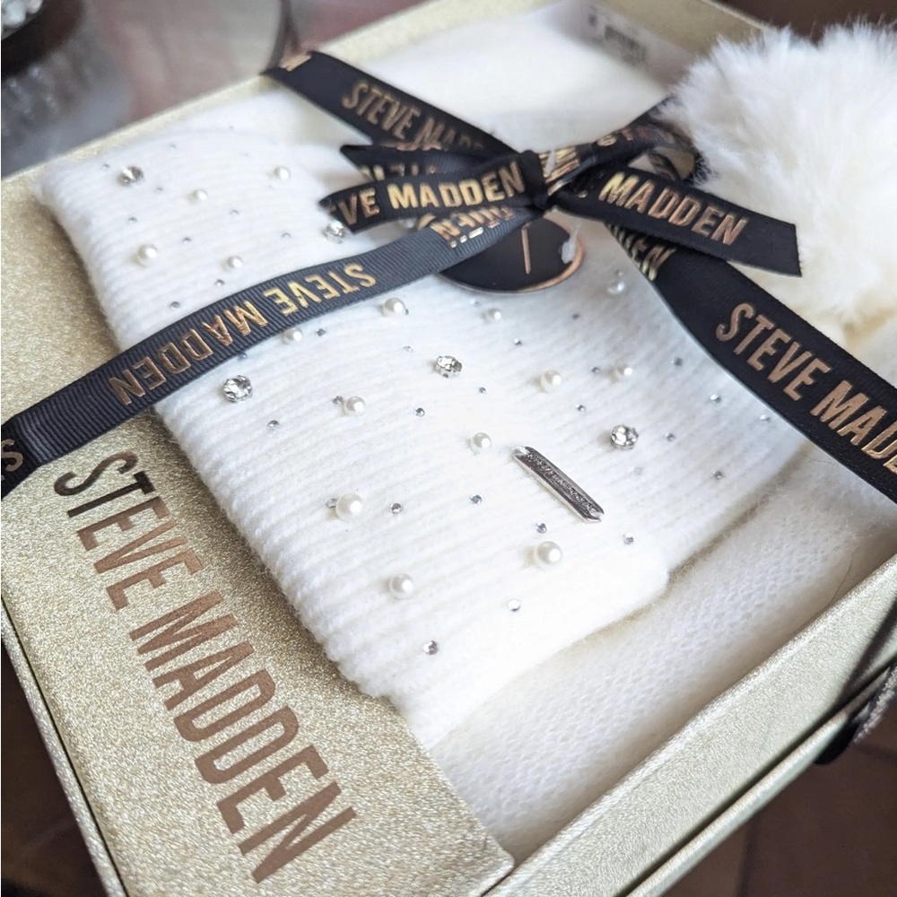 WINTER SALE❄️ Steve Madden Ivory Knit Hat and Scarf Set- Gift wrapped! Xmas 💡